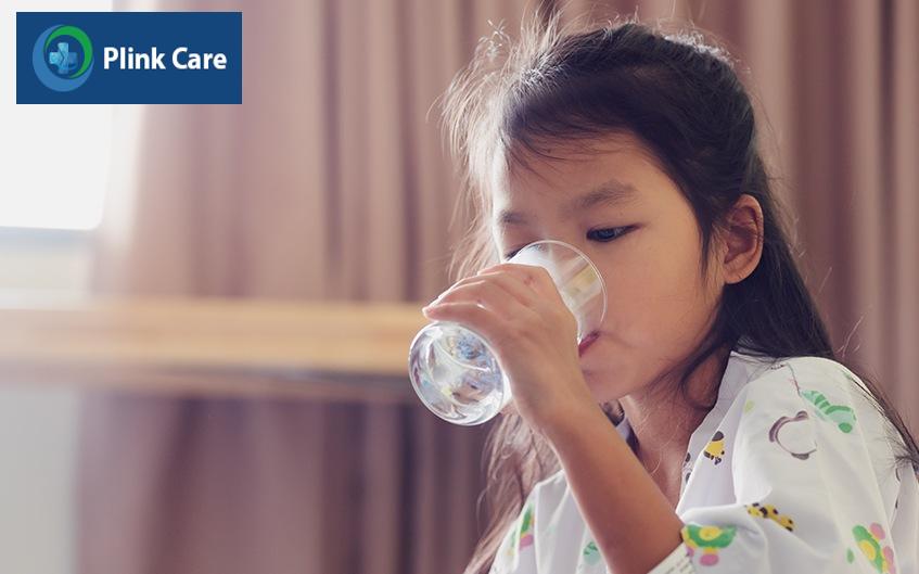 trẻ uống nhiều nước là một trong những cách hạ sốt an toàn