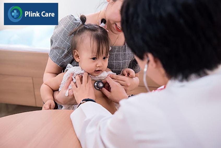 Bác sĩ kiểm tra sức khỏe lâm sàng cho trẻ