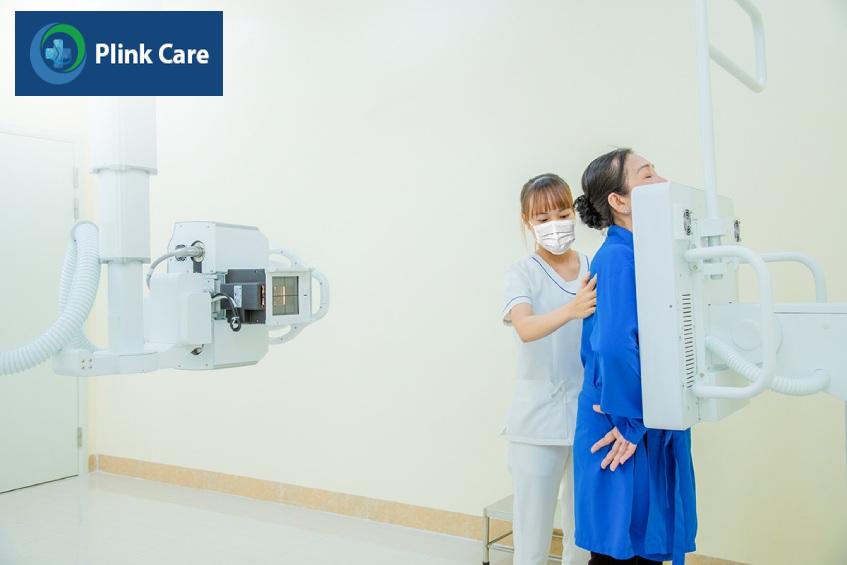 Bệnh nhân chụp X-quang ngực để đánh giá hình thái tim phổi trước phẫu thuật VATS