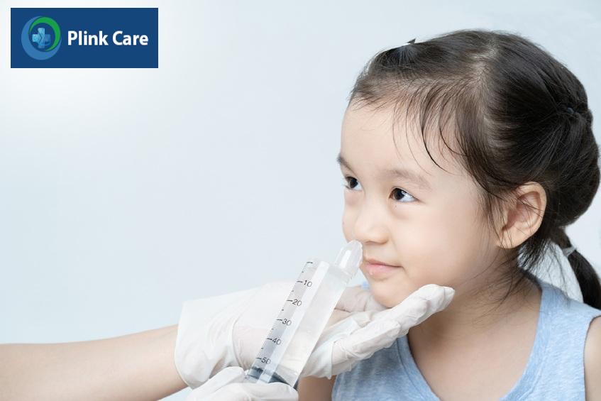 bố mẹ có thể rửa mũi cho trẻ theo hướng dẫn của bác sĩ