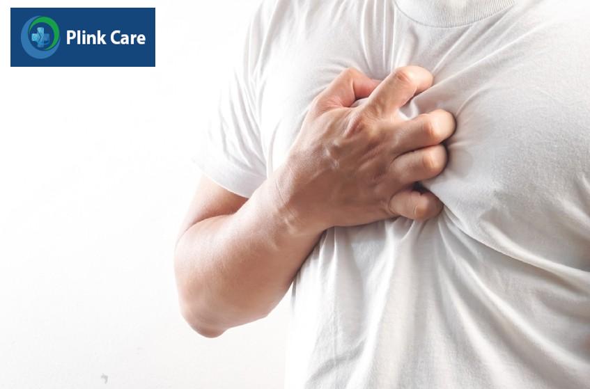 Cơn đau tức ngực giữa có thể xuất hiện dữ dội khiến người bệnh vã mồ hôi