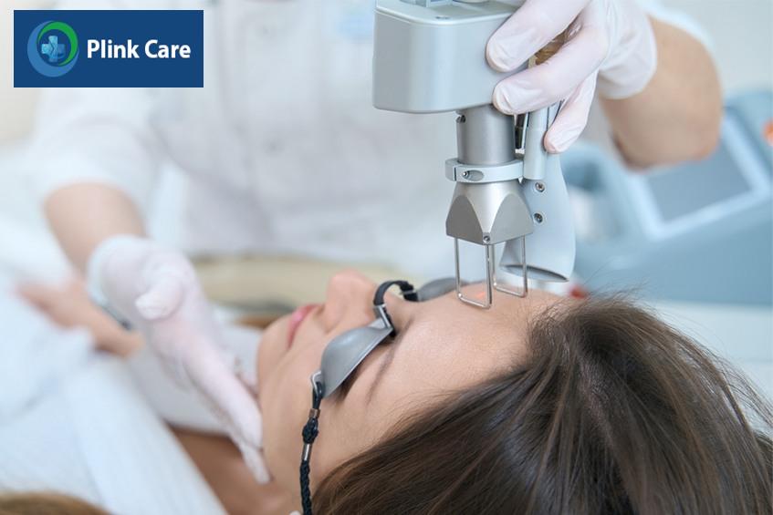 điều trị mụn ẩn trên trán