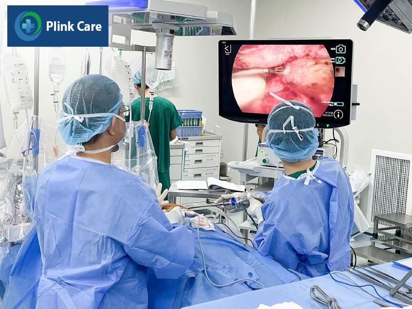 Các bác sĩ PlinkCare TP.HCM phẫu thuật nội soi lồng ngực dưới sự hỗ trợ của dàn máy nội soi độ phân giải 4K, loại bỏ u trung thất 5cm cho bệnh nhân