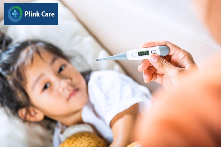 Trẻ bị cảm cúm nên được theo dõi nhiệt độ chặt chẽ