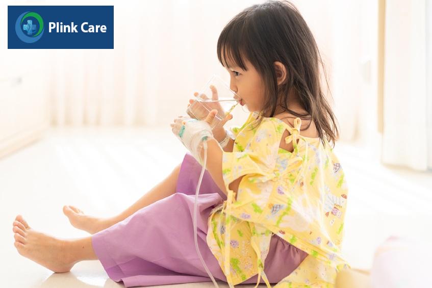 Trẻ bị tiêu chảy kéo dài cần bổ sung đủ nước và điện giải