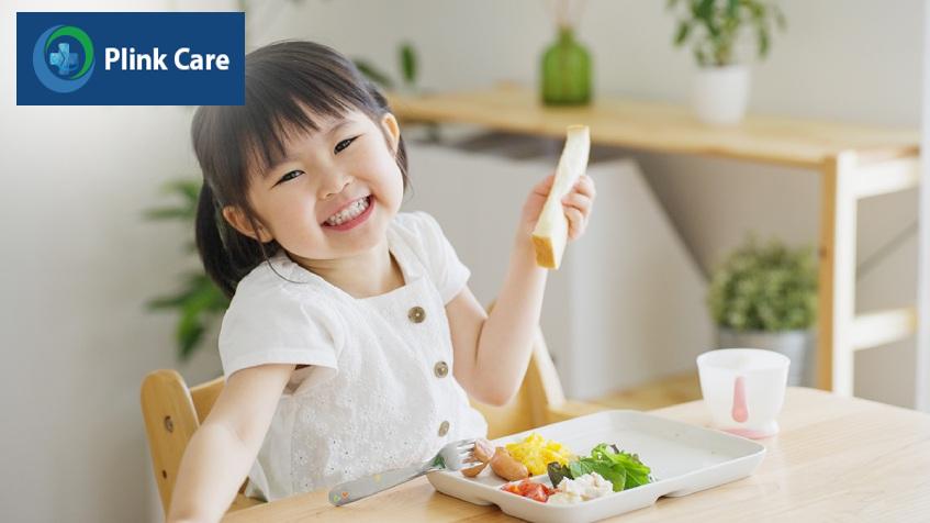 Trẻ cần được ăn uống lành mạnh, đủ chất