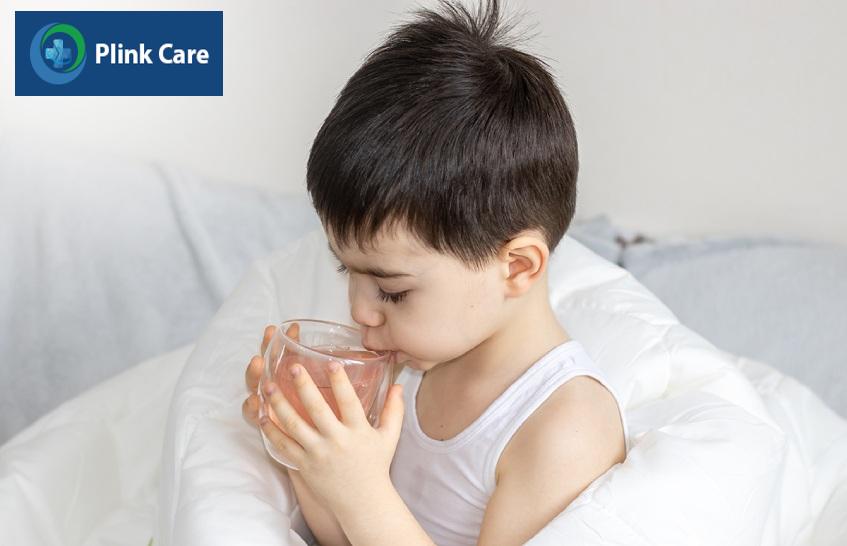 Trẻ đi ngoài ra máu cần uống đủ nước mỗi ngày
