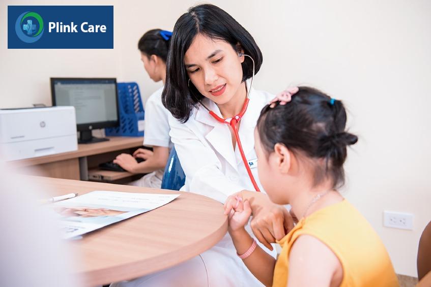 Bác sĩ thăm khám lâm sàng cho trẻ nhiễm bệnh