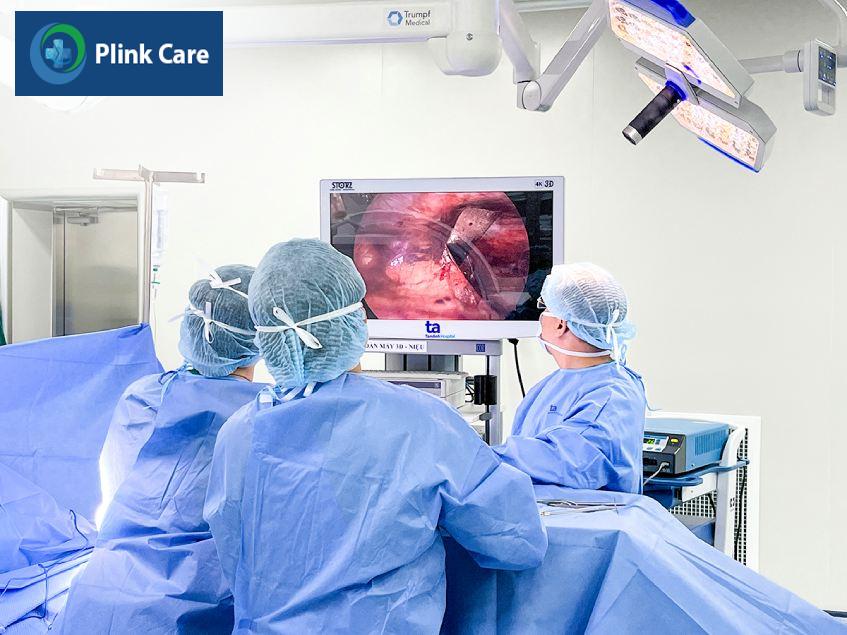 Bác sĩ thực hiện phẫu thuật Nuss kết hợp nội soi điều trị bệnh lõm ngực
