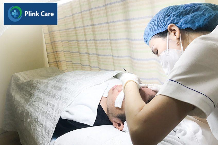 Bác sĩ thực hiện tiểu phẫu