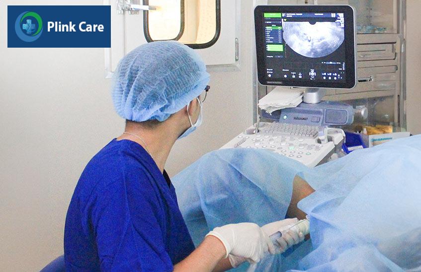 bác sĩ tiến hành chọc hút trứng