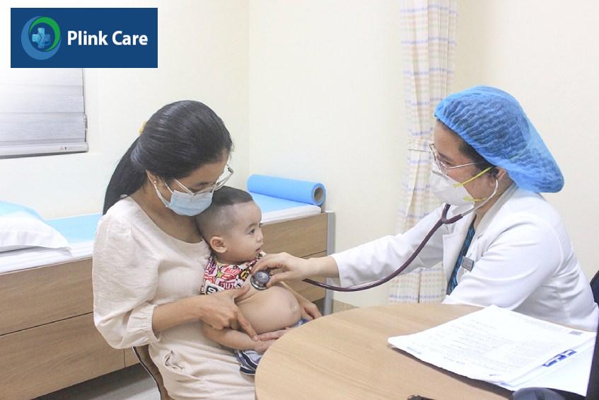bố mẹ nên đưa trẻ đến gặp bác sĩ để được kiểm tra