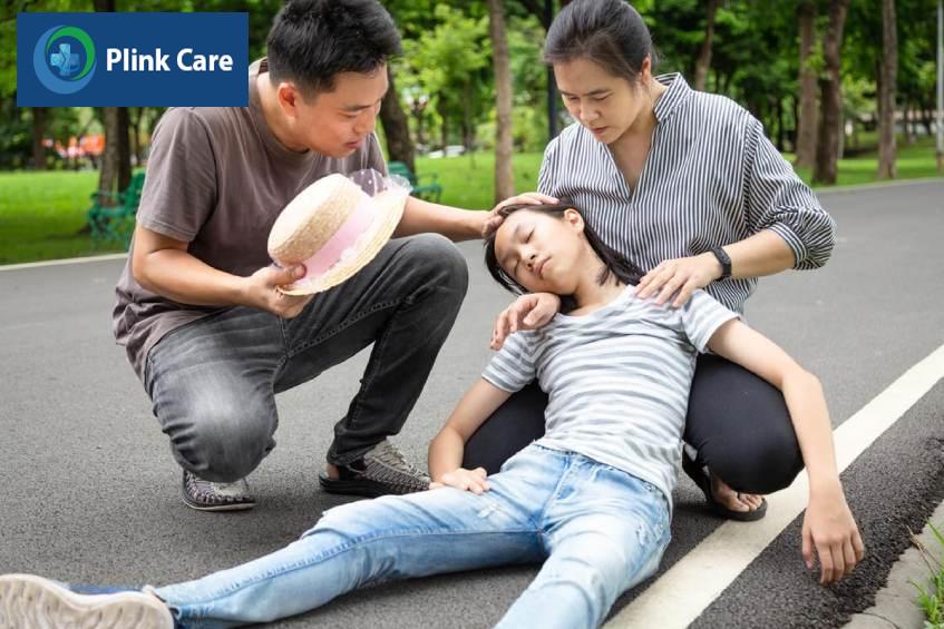 Khi có người ngất xỉu, người xung quanh cần nhanh chóng gọi hỗ trợ y tế
