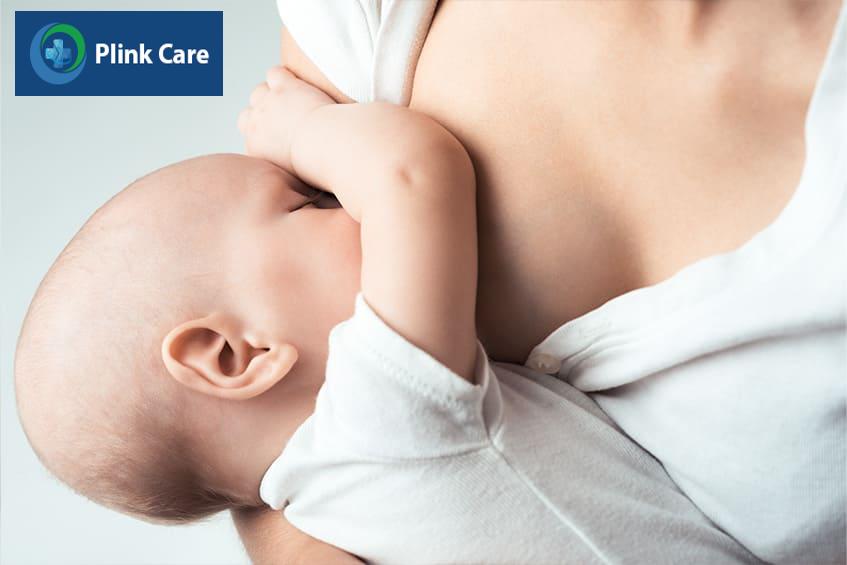 Phụ nữ có đặt túi ngực cho con bú