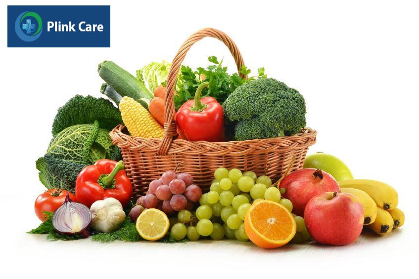 Rau xanh và trái cây chứa nhiều chất xơ hỗ trợ giảm mỡ máu
