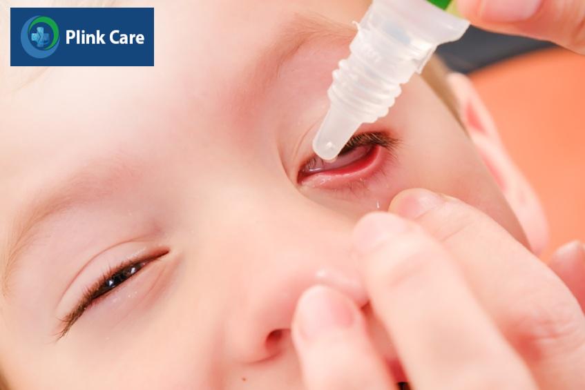 thường xuyên rửa mắt bằng nước muối sinh lý