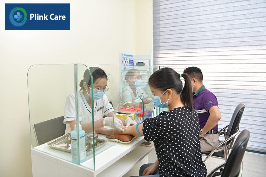 tiến hành lấy máu ngay tại trung tâm