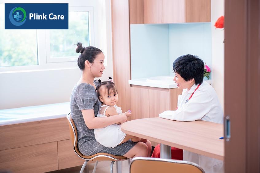 Trẻ được các sĩ khám bệnh tại Khoa Nhi