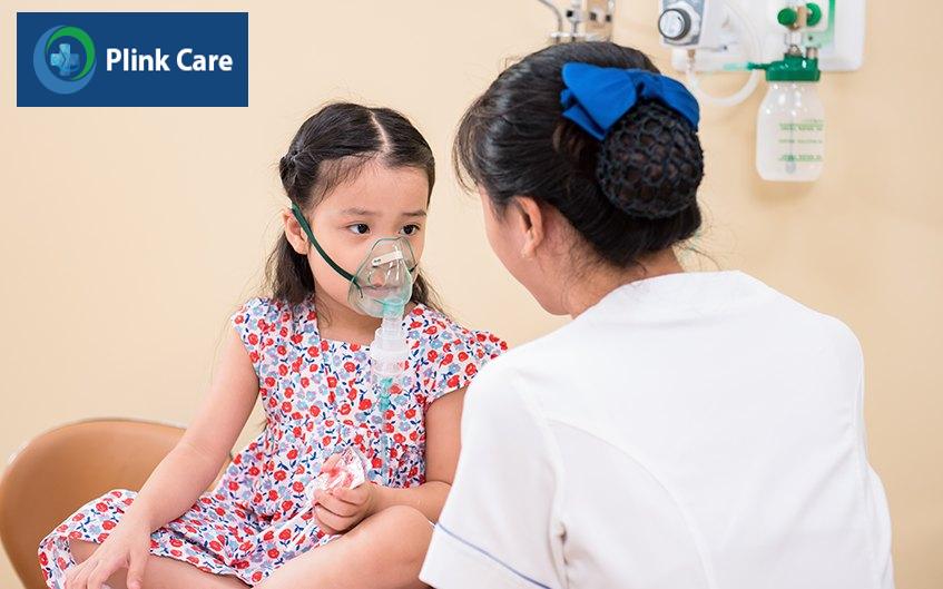 Trẻ được điều trị bằng phương pháp thở oxy
