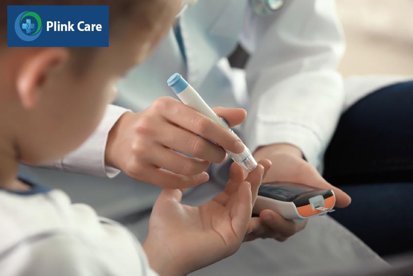 Trẻ được kiểm tra nồng độ glucose trong máu