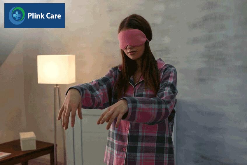 triệu chứng bị mộng du không nhớ mình đã làm gì khi ngủ