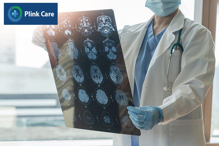 Bác sĩ đánh giá mức độ nghiêm trọng của viêm màng não