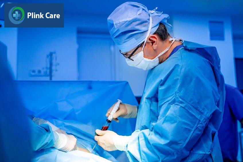 bác sĩ điều trị bệnh tự miễn bằng tế bào gốc