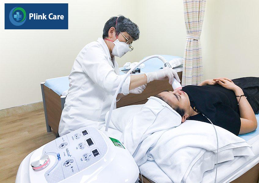 TS.BS. Đặng Thị Ngọc Bích đang điện di đưa tinh chất vào sâu trong da, điều trị mụn đầu đen cho khách hàng.