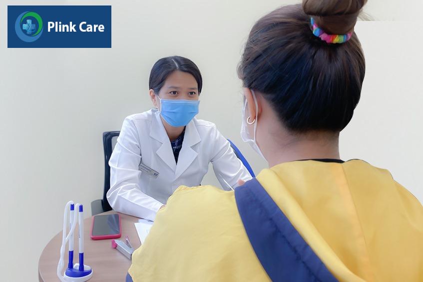 Bác sĩ khoa Nội tiết đang khám cho bệnh nhân tuyến giáp