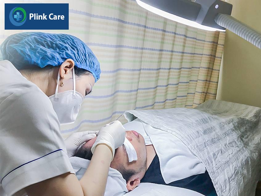 ThS. BS. Vũ Thị Thùy Trang đang tiến hành lấy nhân mụn đầu đen cho người bệnh.