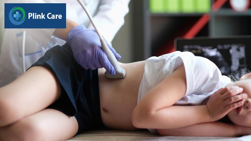 Bác sĩ siêu âm để kiểm tra sỏi thận ở trẻ