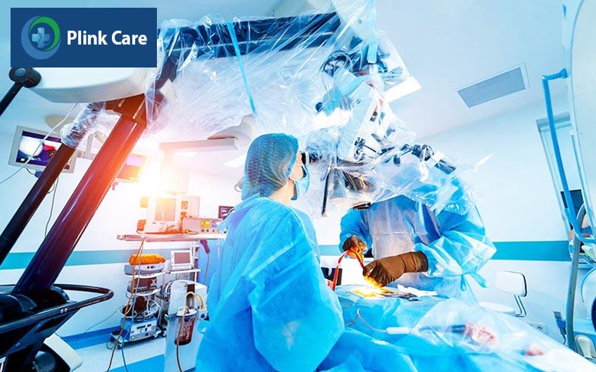 bác sĩ thực hiện điều trị vẹo cột sống bằng phẫu thuật