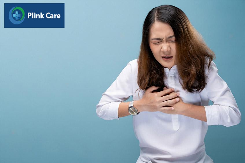 Bệnh nhân cảm thấy lồng ngực bị đè nén, ép chặt lại gây khó thở