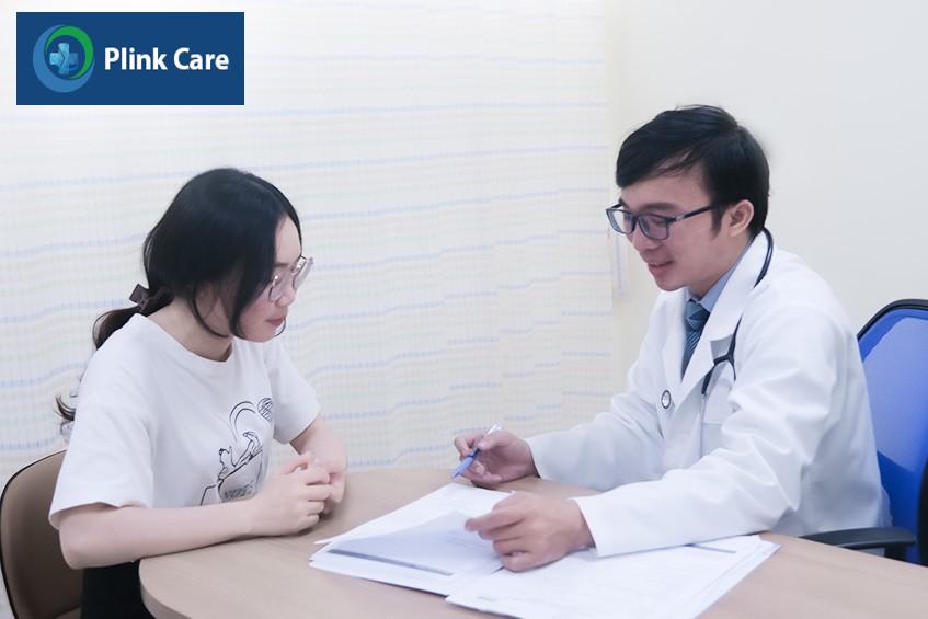 BS Đỗ Tiến Vũ đang giải thích định tình trạng hạ canxi máu