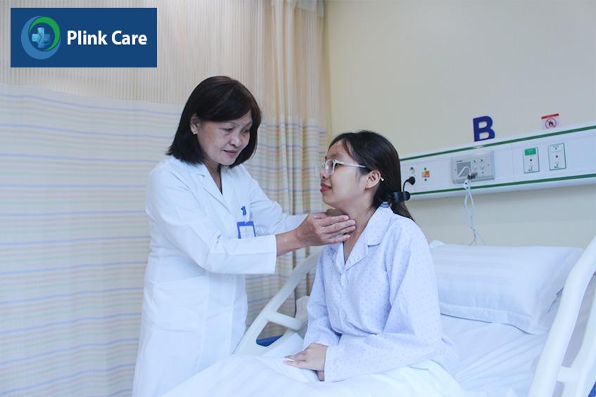 BS Thảo Mai đang thăm khám cho người bệnh nội trú