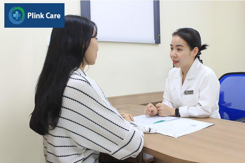 Bác sĩ khoa Da liễu - Thẩm mỹ Da, PlinkCare TP.HCM đang tư vấn cho người bệnh