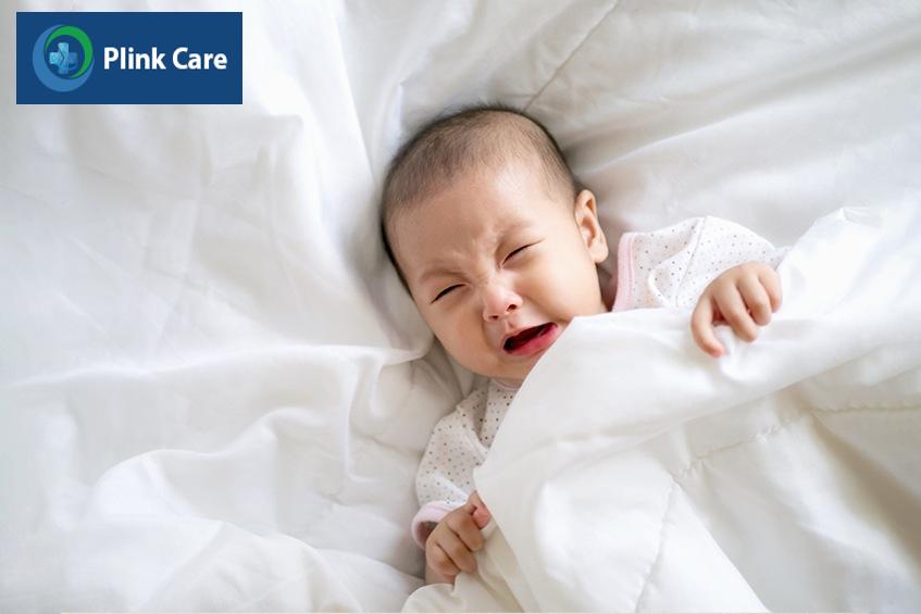 Trẻ sơ sinh bị hẹp bao quy đầu có thể bị đau và quấy khóc