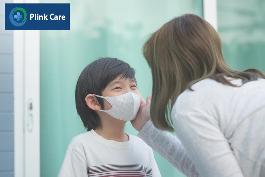 Đeo khẩu trang cho trẻ khi ra ngoài