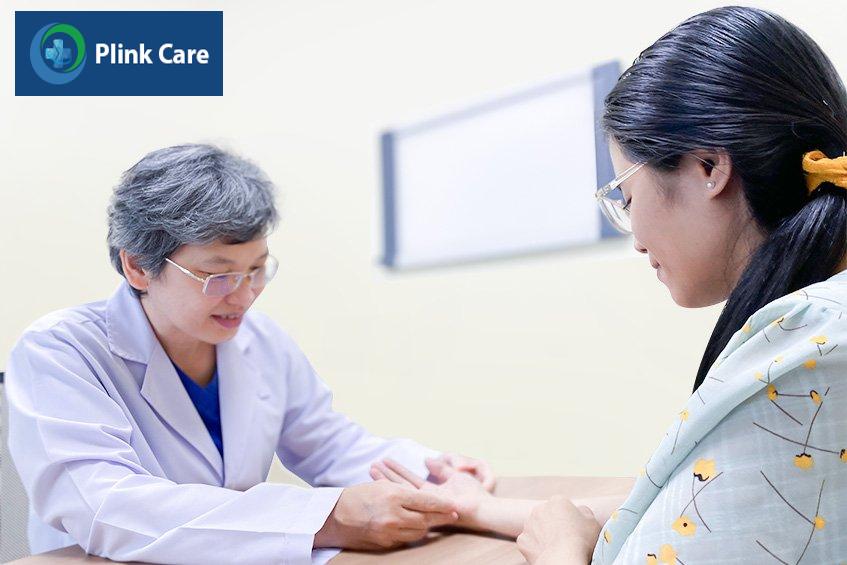 Bác sĩ đang khám da liễu cho người bệnh