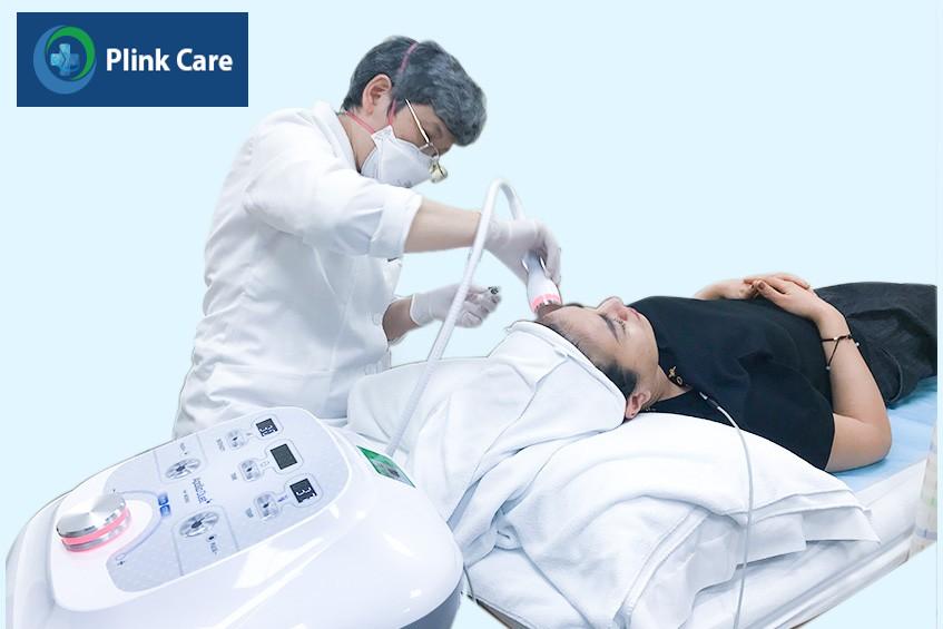 TS.BS Đặng Thị Ngọc Bích đang thực hiện phương pháp điện di da mặt để đưa thuốc và tinh chất vào sâu trong da.