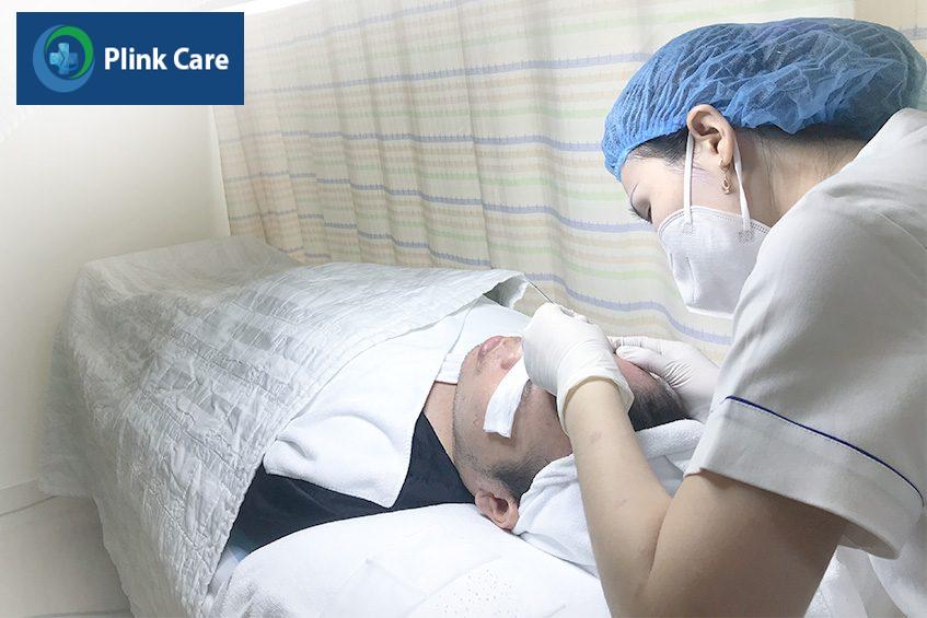 Bác sĩ tiến hành lấy nhân mụn đầu đen ra khỏi da và điều trị triệt để mụn.