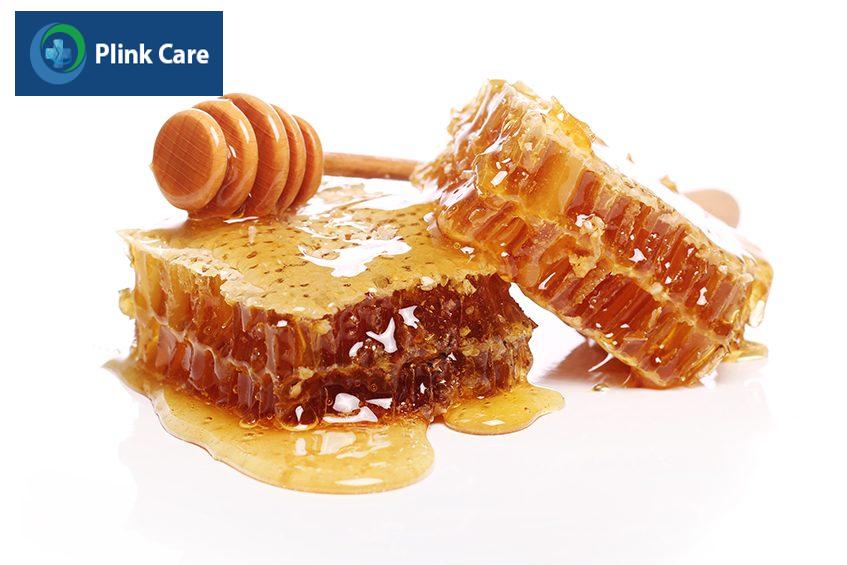 Mật ong giúp hỗ trợ điều trị mụn ẩn hiệu quả.