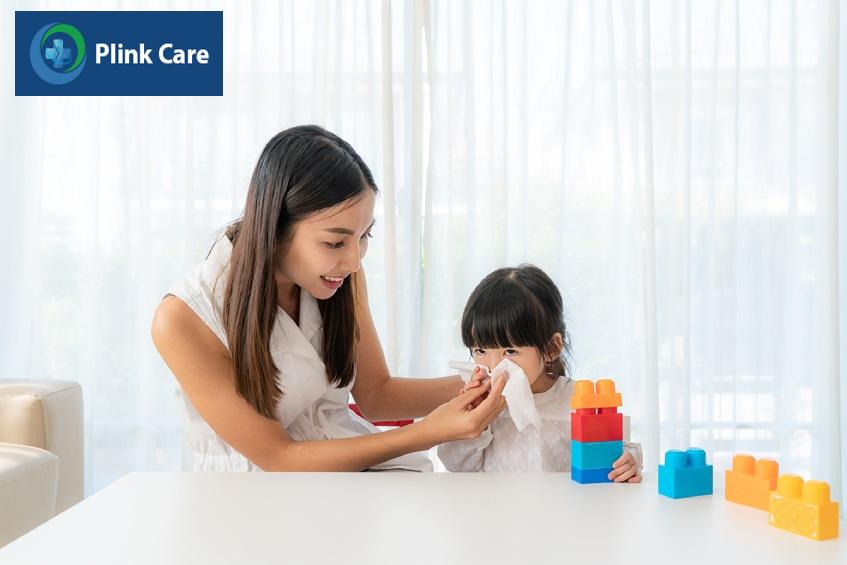 Mẹ nên dùng khăn giấy lau nước mũi cho trẻ