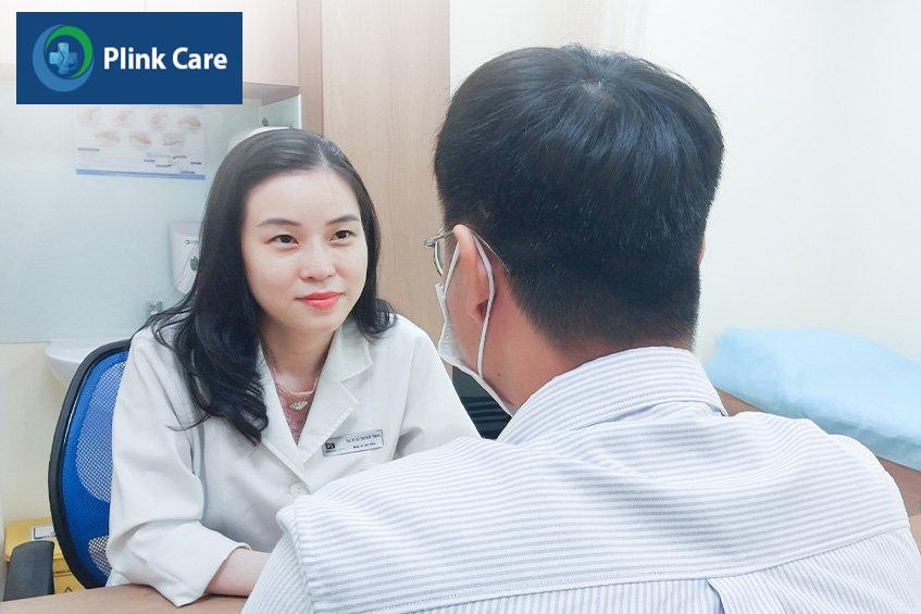 Thường xuyên đeo khẩu trang khiến lỗ chân lông bị bí cũng là một trong số các nguyên nhân phổ biến làm da nổi mụn cám