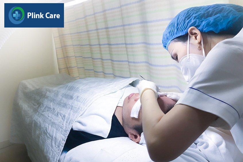 Mụn đầu đen nặn không đúng cách có thể để lại thâm sẹo nên được bác sĩ khám và điều trị.