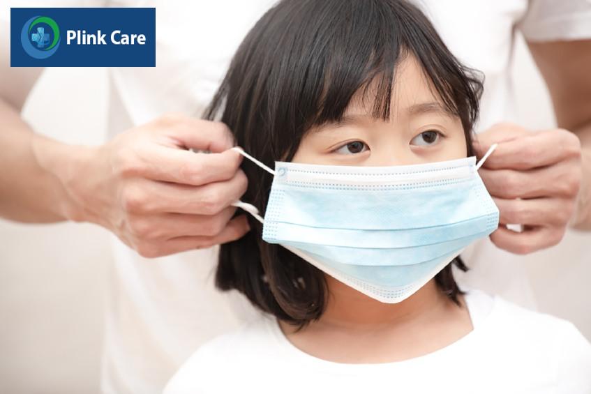 Trẻ bị cảm lạnh nên được giữ ấm cẩn thận