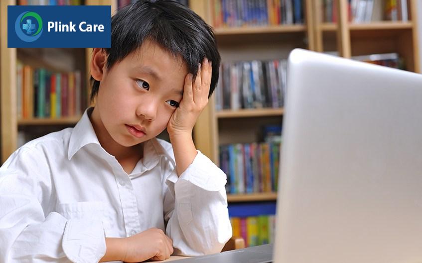 Trẻ có thể đau đầu do căng thẳng, áp lực trong học tập