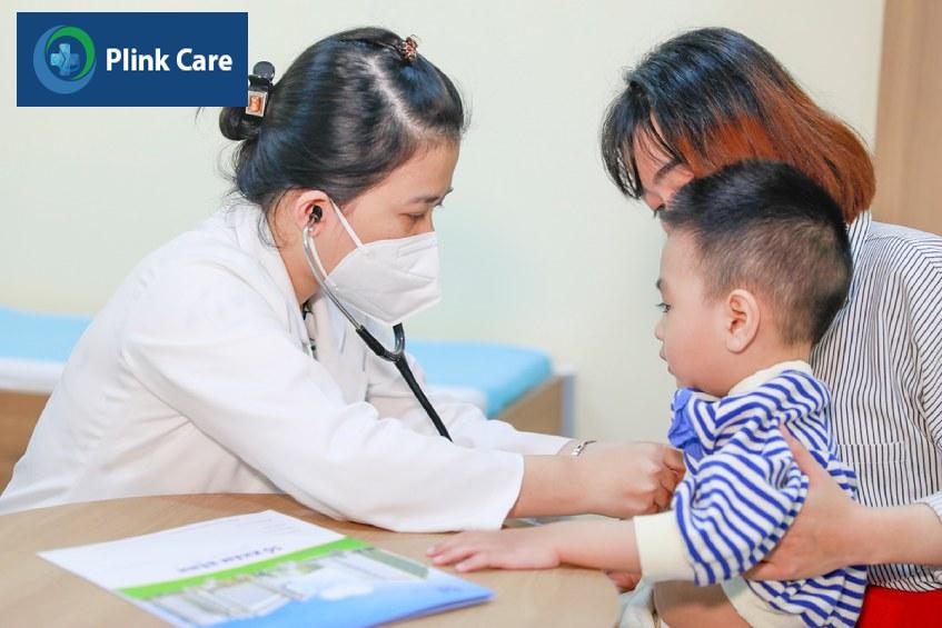 trẻ đến gặp bác sĩ để được kiểm tra và hướng dẫn chăm sóc
