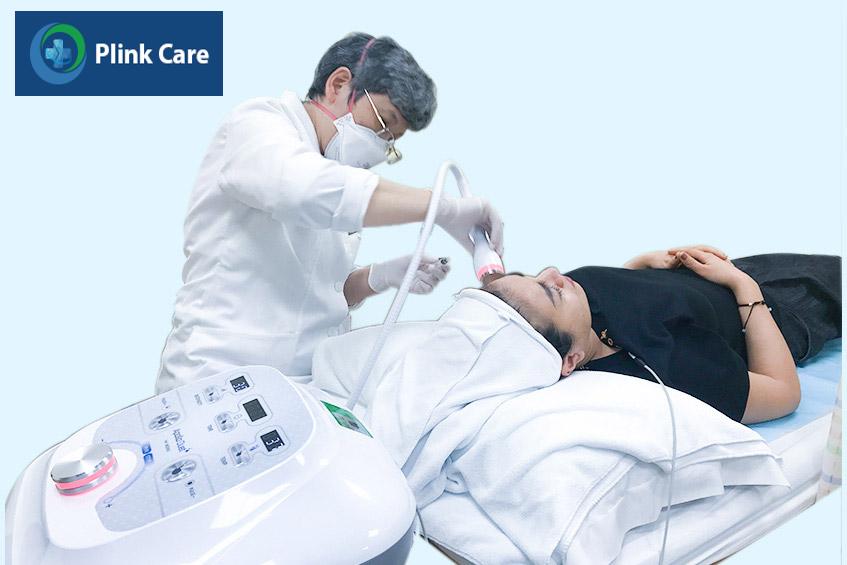 TS.BS. Đặng Thị Ngọc Bích đang điện di đưa tinh chất vào sâu trong da, điều trị mụn cám ở trán cho khách hàng