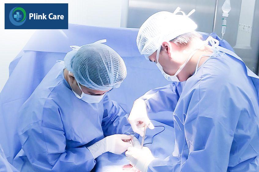 Bác sĩ Đoàn Ngọc Thiện (bên phải), khoa Nam học, Trung tâm Tiết niệu - Thận học - Nam khoa, PlinkCare TP.HCM, phẫu thuật cho người bệnh.